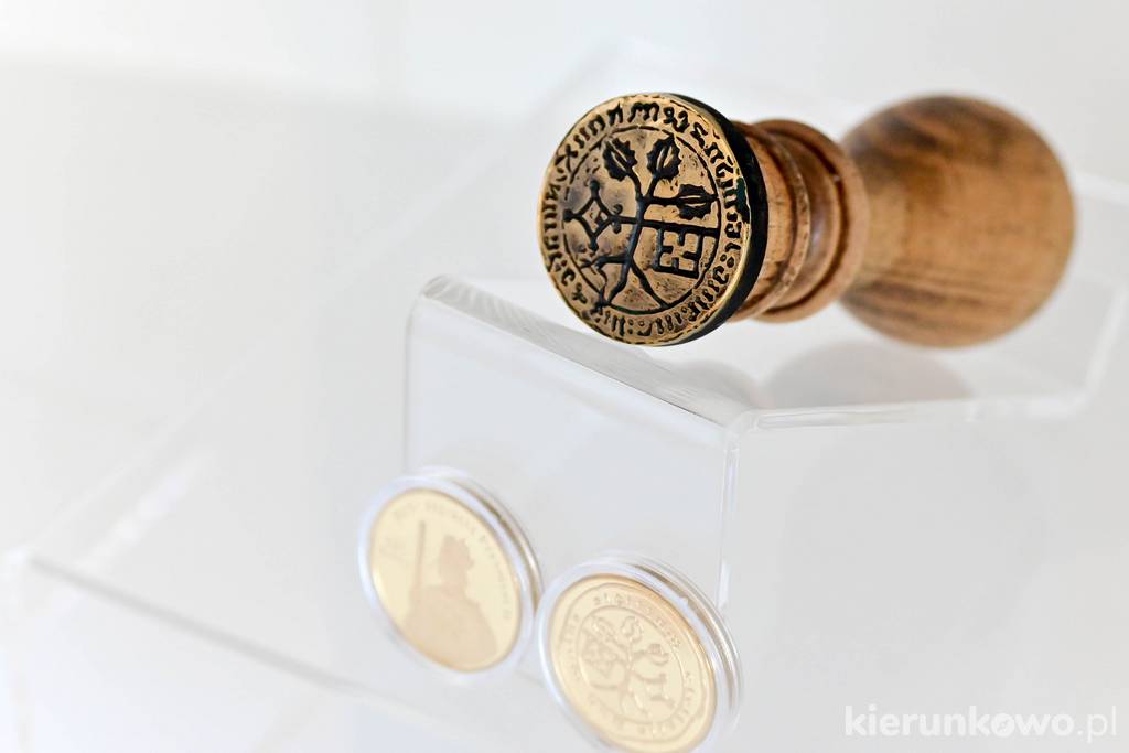 Pieczęć miejska na wystawie w dawnej synagodze w Buku