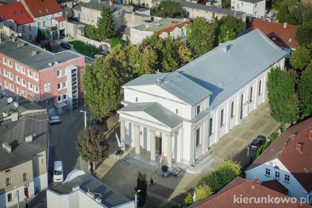 Buk co warto zobaczyć Kościół św. Stanisława Biskupa w Buku (widok z lotu ptaka)