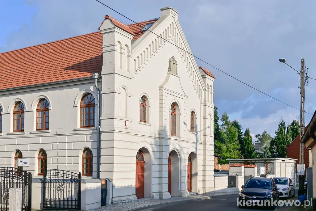 Buk co warto zobaczyć Dawna Synagoga w Buku (obecnie Sala Miejska)
