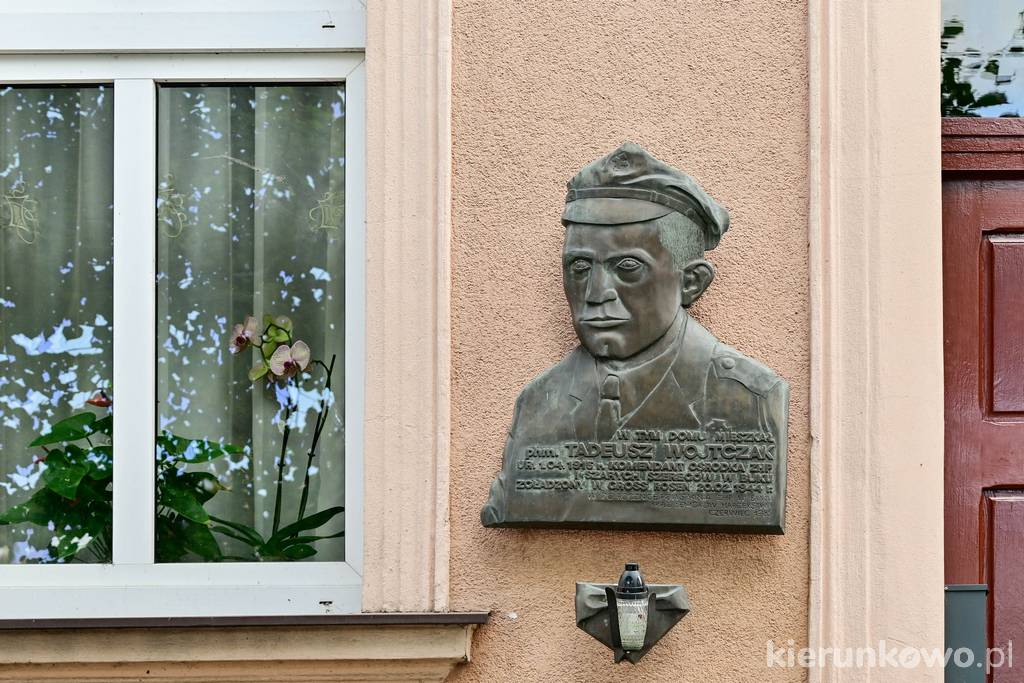 Tablica poświęcona phm. Tadeuszowi Wojtczakowi na jednej z rynkowych kamienic, w której mieszkał