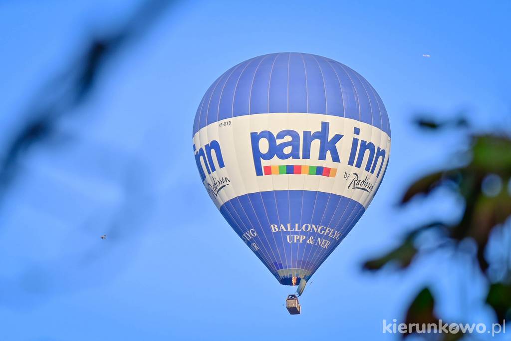 Miałem szczęście, bo jak przechadzałem się miastem, gdzieś na jego obrzeżach wnosił się balon. Podobno to nie był przypadek.