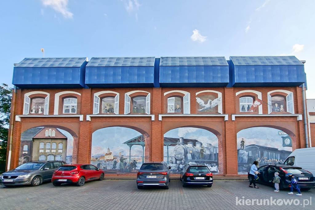 Buk co warto zobaczyć Mural powstańczy na budynku hali sportowej przy ul. Szarych Szeregów w Buku