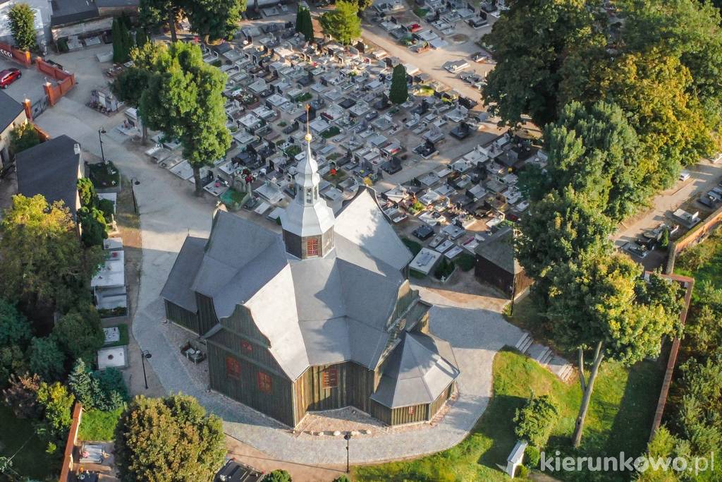 Kościół św. Krzyża w Buku z otaczającym go zabytkowym cmentarzem (widok z lotu ptaka)