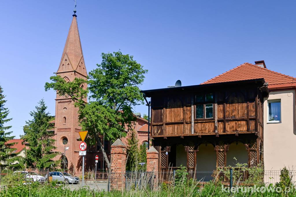 Unikalna żydowska kuczka na Starym Fordonie w Bydgoszczy (w tle kościół św. Jana Apostoła i Ewangelisty)