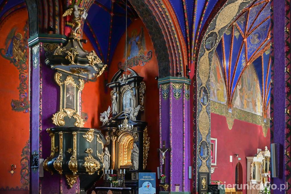 Kolorowe polichromie we wnętrzu bydgoskiej katedry