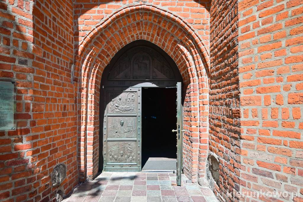 Wejście główne do katedry w Bydgoszczy (Drzwi Jubileuszowe)