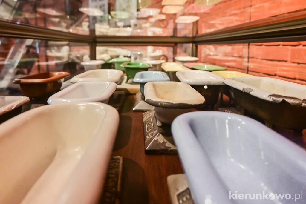 Kolekcja miniaturowych wanienek reklamowych w Muzeum Wodociągów w Bydgoszczy