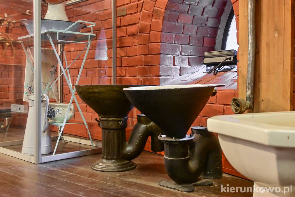 Historyczne muszle klozetowe w bydgoskim Muzeum Wodociągów