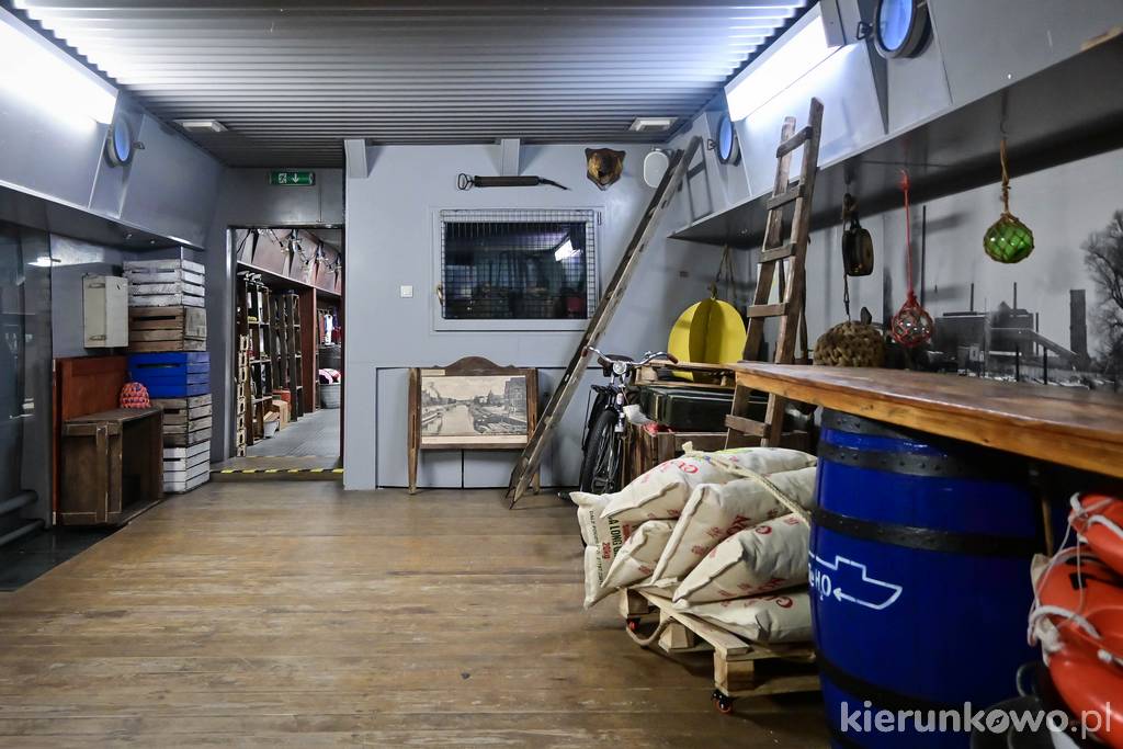 Wystawa Muzeum Legend Szyperskich w ładowni bydgoskiej barki Lemara