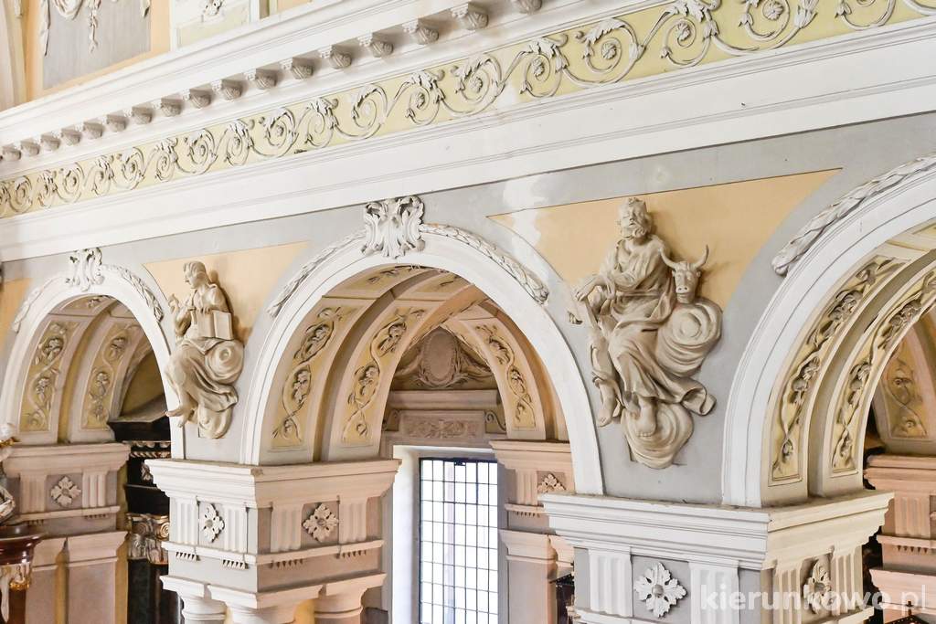 Dekoracje i zwieńczenia kolumn wewnątrz kościoła pokolegiackiego w Choczu