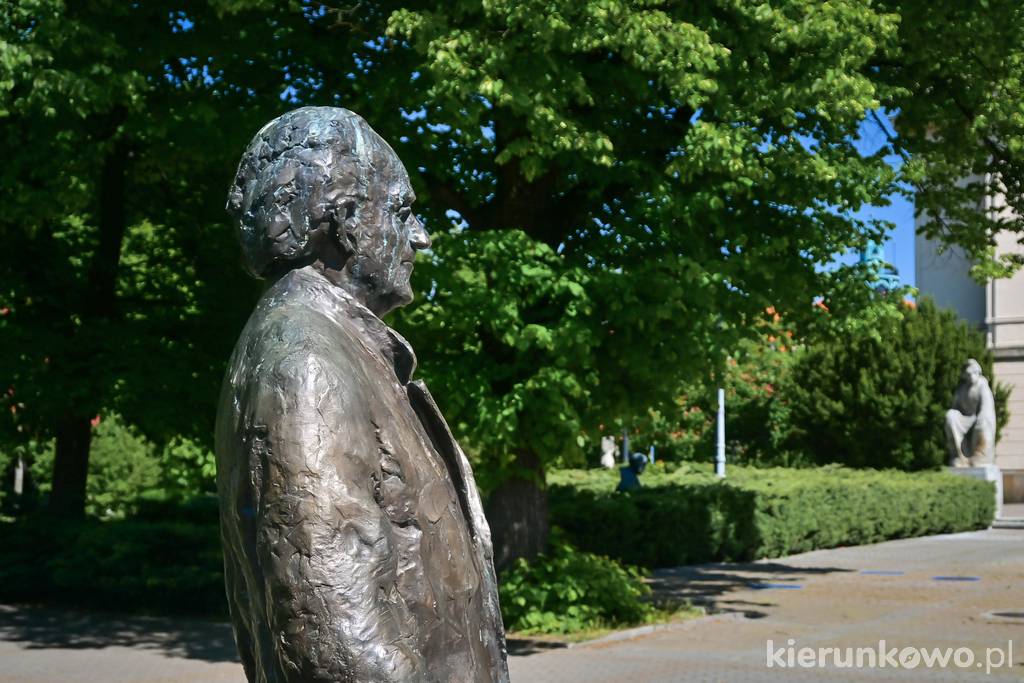 Pomnik Andrzeja Szwalbego przed Filharmonią Pomorską w Bydgoszczy