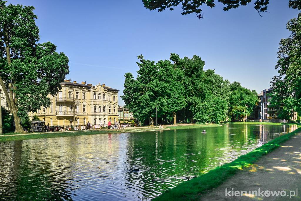 Park nad Starym Kanałem Bydgoskim (w głębi charakterystyczna dla dzielnicy Okole kamienica przy Kanałowe 15)