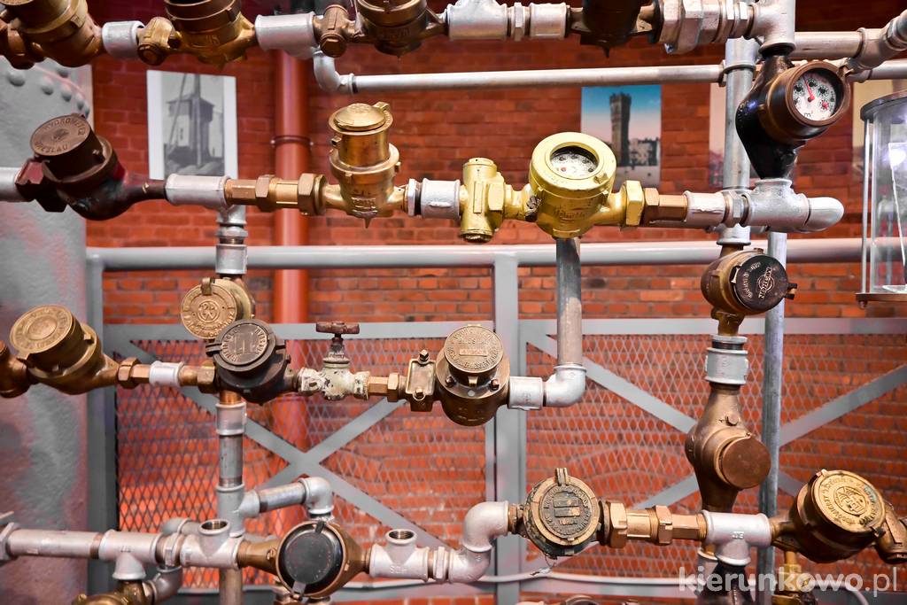 Kolekcja dawnych wodomierzy na ekspozycji Wieży Ciśnień w Bydgoszczy