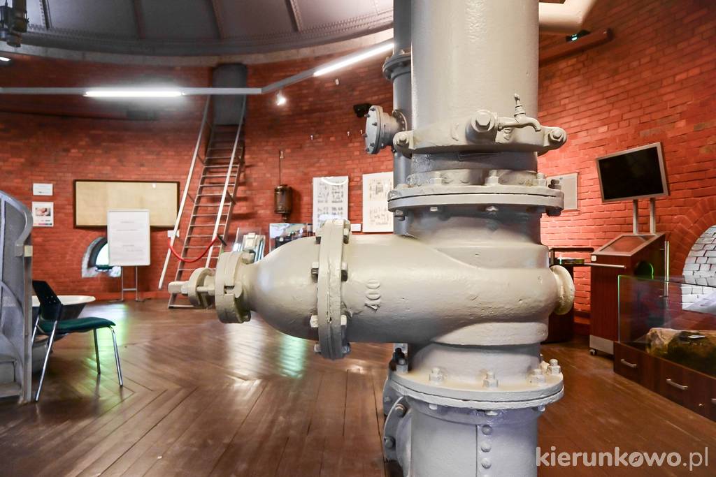 Oryginalne orurowanie i zasuwa wodociągowa w Wieży Ciśnień