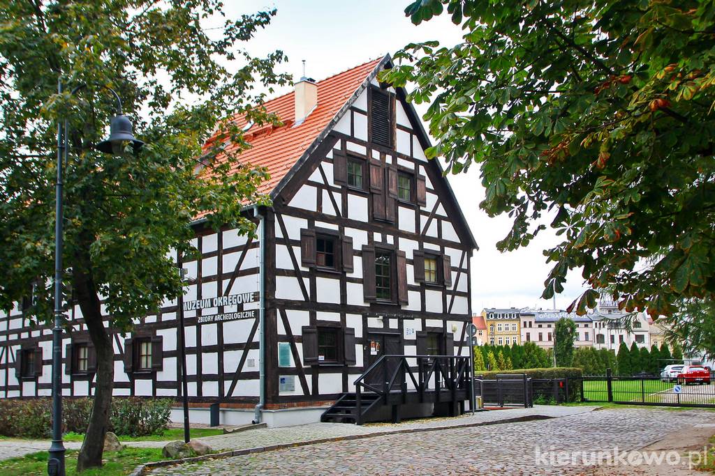 Biały Spichlerz na Wyspie Młyńskiej w Bydgoszczy (obecnie Muzeum Okręgowe)