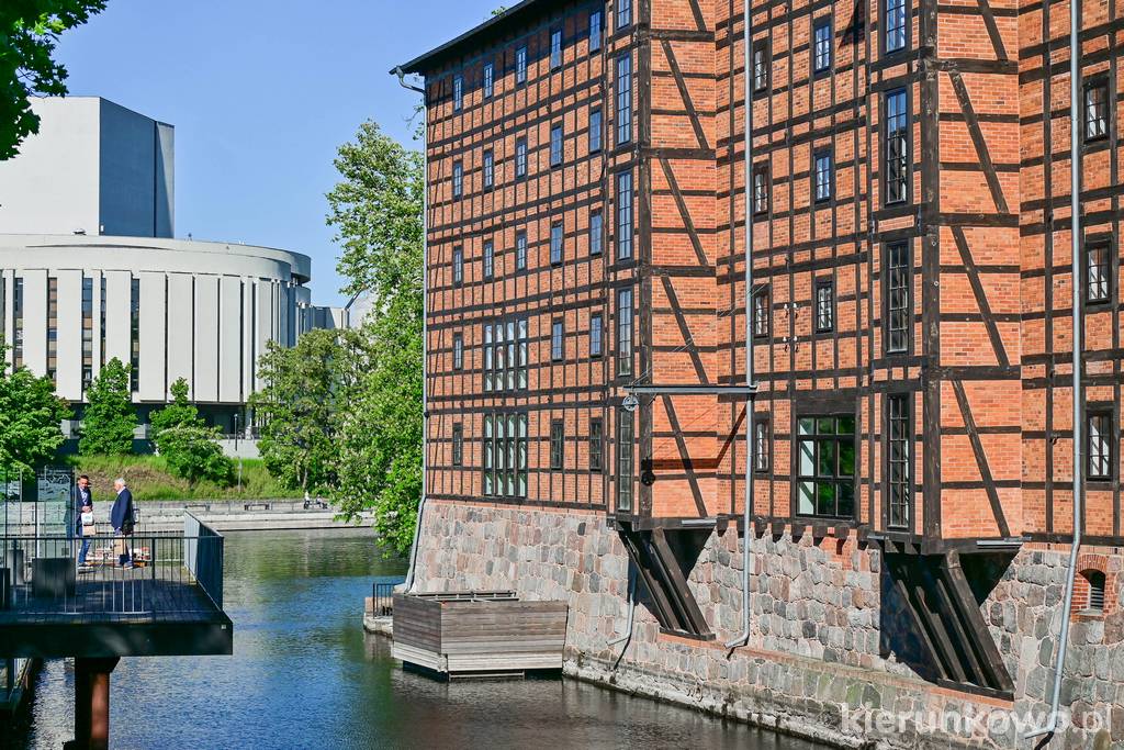 Kanał Zbożowy i Spichrz Zbożowy Młynów Rothera w Bydgoszczy (w oddali Opera Nova)