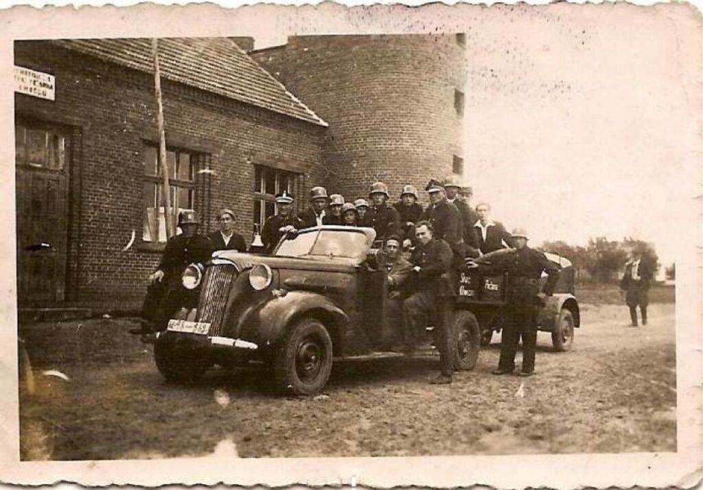 Chocz, ul. Żeromskiego, w tle remiza OSP i auto strażackie (1956)
