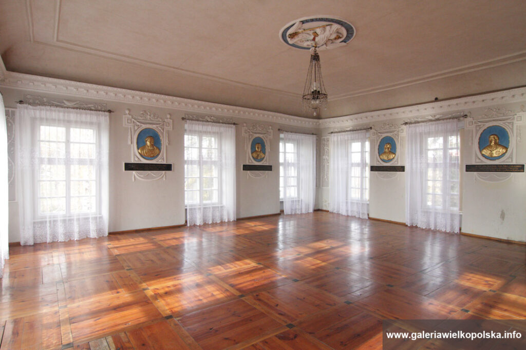 Reprezentacyjna Sala Infułatów w chockim pałacu (na ścianach medaliony z popiersiami chockich infułatów)