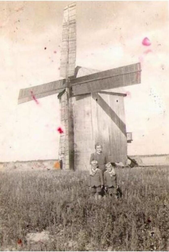 Wiatrak przy ul. Zagórowskiej (lata 70. XX w.)