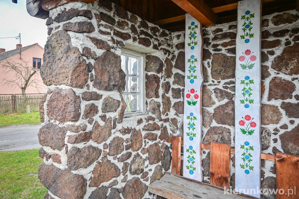Przystanek autobusowy wybudowany przy użyciu rudy darniowej w Kuźni k. Chocza