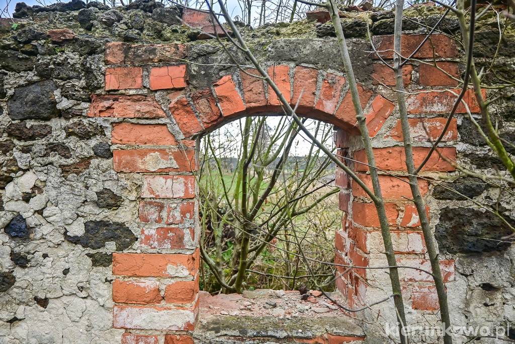 Fragment ściany dawnego budynku, wzniesionego z rudy darniowej (Nowolipsk)