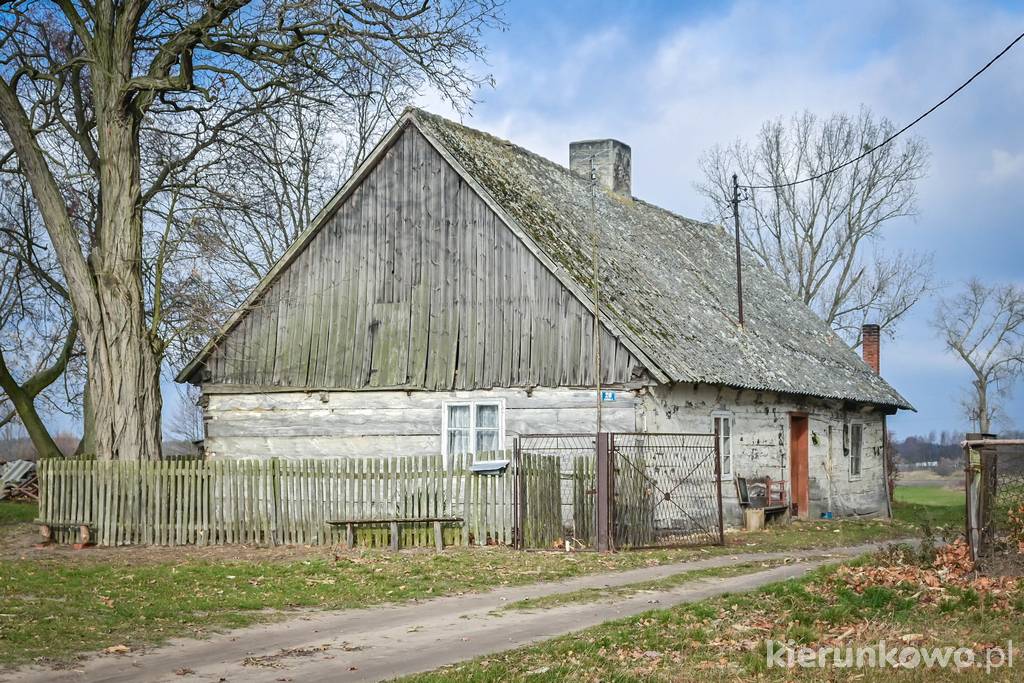 Drewniana chałupa w Starej Kaźmierce
