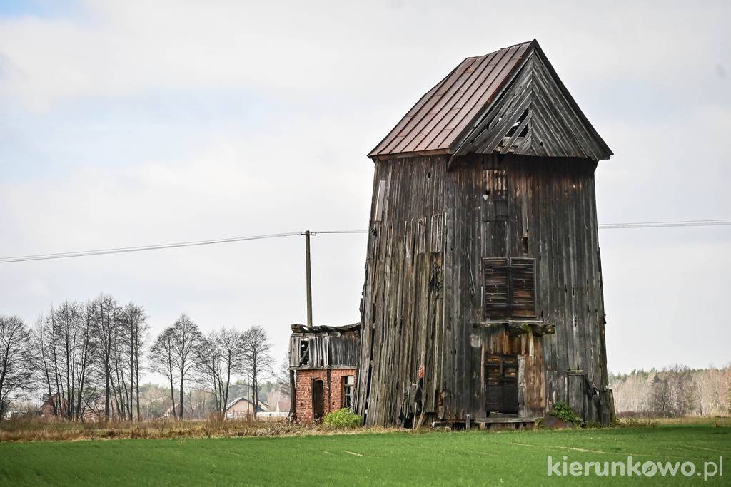 Wiatrak koźlak (przebudowany na młyn elektryczny) w Starej Kaźmierce