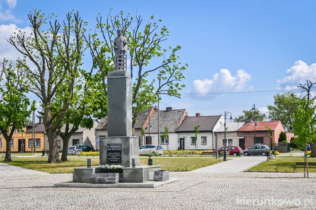 Figura św. Wawrzyńca w miejscu dawnego drewnianego kościoła parafialnego (spłonął w 1822 r.) w parku na Placu 1 Maja w Choczu co zobaczyć w Choczu