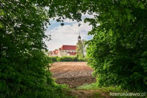 Kościół pokolegiacki i w głębi pałac infułatów - najcenniejsze zabytki Chocza co zobaczyc w choczu chocz atrakcje