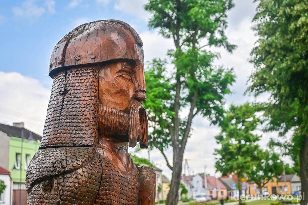 Rzeźba rycerza przy pomniku 720lecia istnienia Chocza w parku na Placu 1 Maja