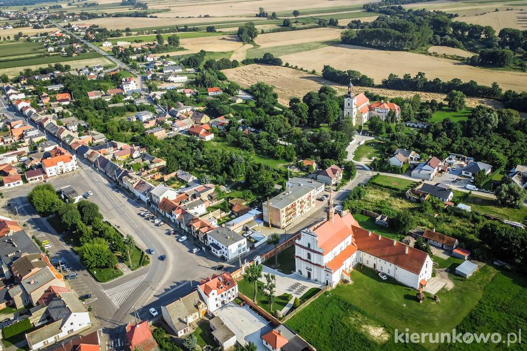 Chocz z lotu ptaka (widoczny Rynek oraz dwa kościoły: klasztorny i w oddali pokolegiacki) co zobaczyć w choczu