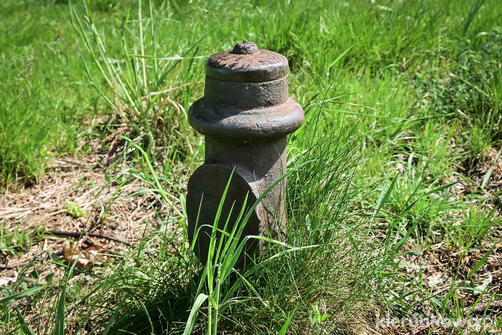 Słupek graniczny na granicy zaborów: rosyjskiego i pruskiego lub reper wodowskazowy w Choczu