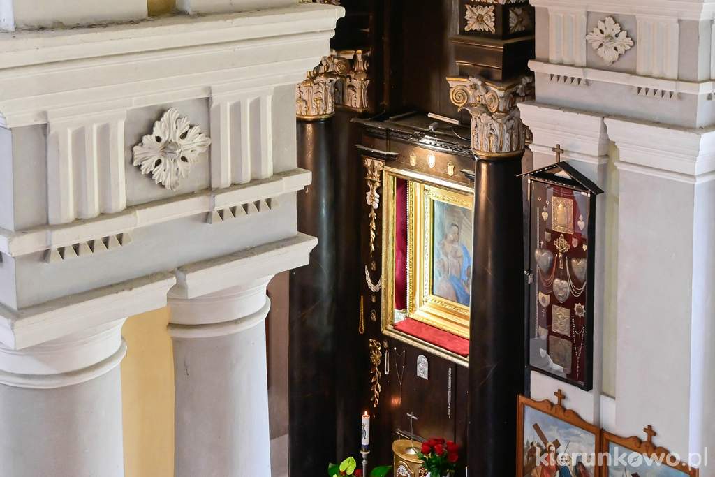 Obraz Matki Bożej Szkaplerznej w bocznym ołtarzu kościoła pokolegiackiego w Choczu