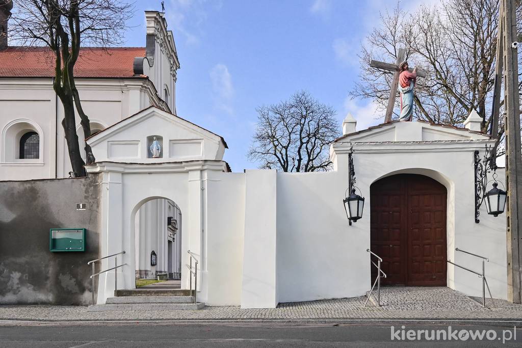 Barokowa brama do klasztoru franciszkanów w Choczu