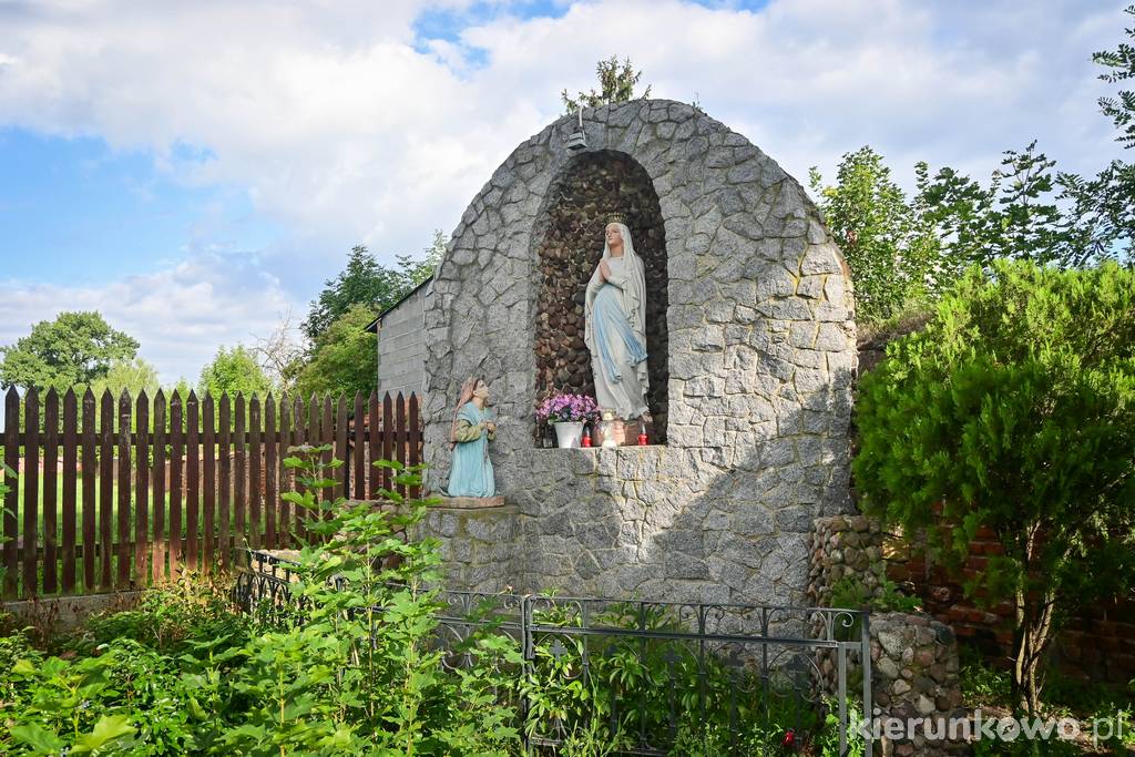 Kapliczka stojąca pod kościołem klasztornym w Choczu