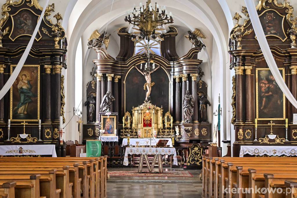 Ołtarz główny w kościele św. Michała Archanioła w Choczu