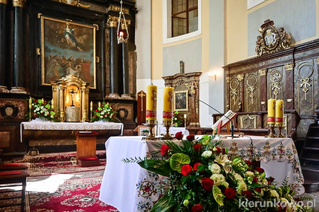 Prezbiterium i ołtarz główny chockiej kolegiaty