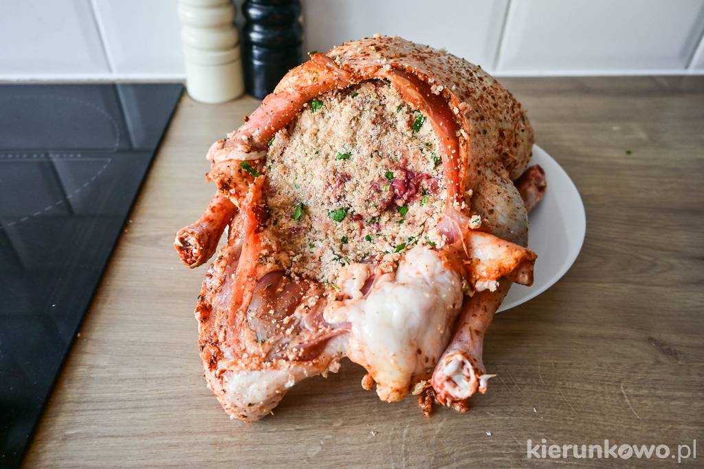 nadziana farszem z podrobów kaczka