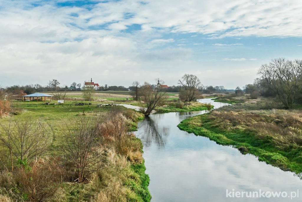 Prosna na wysokości Chocza (widok z mostu, po lewo przystań kajakowa)
