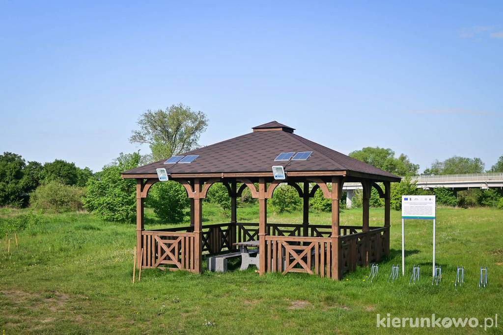 Wiata rekreacyjna przy moście na Prośnie w Choczu