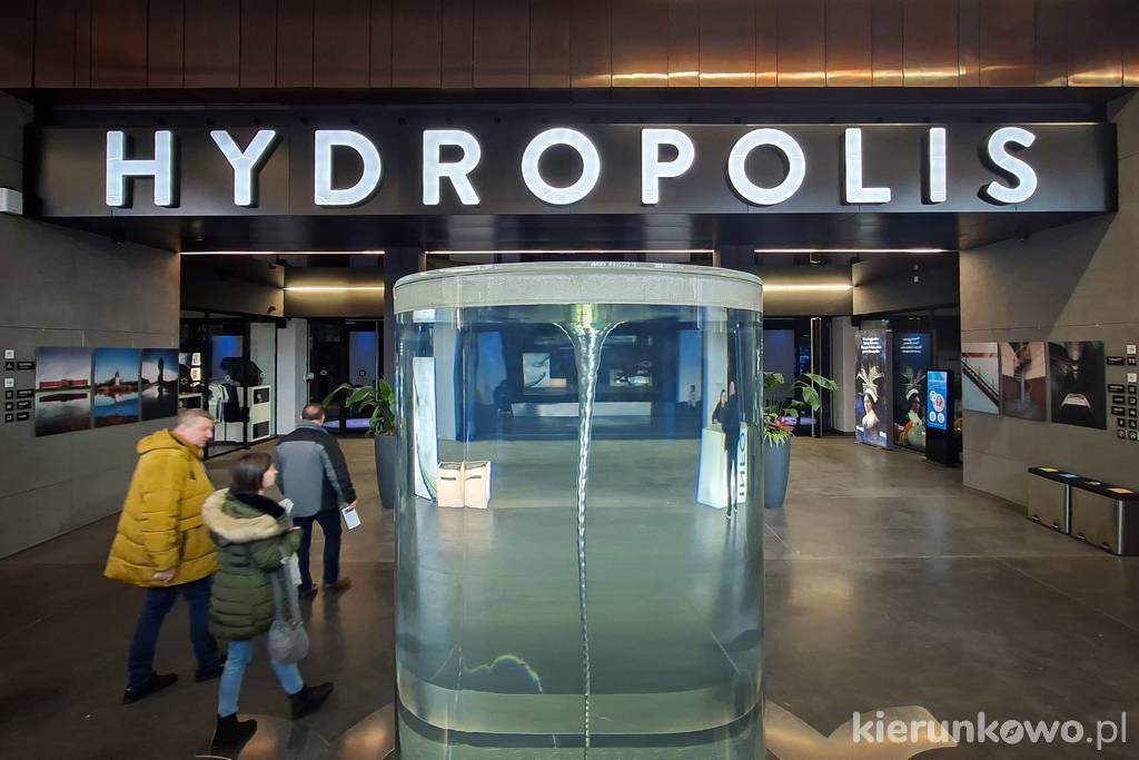 Wejście do Hydropolis we Wrocławiu z witającym nas wodnym wirem