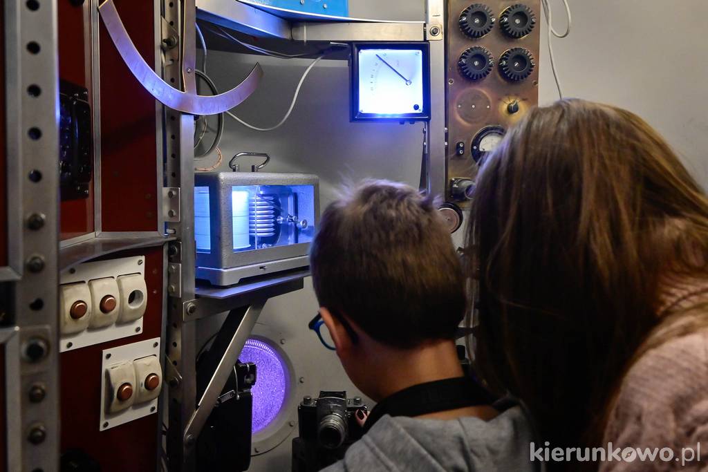 We wnętrzu repliki batyskafu "Triestre" we wrocławskim centrum edukacji o wodzie