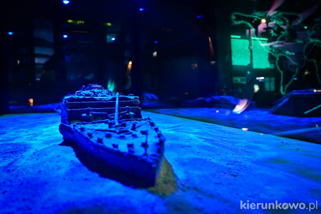 Makieta dna morskiego z wrakiem Titanica w strefie "Głębiny"