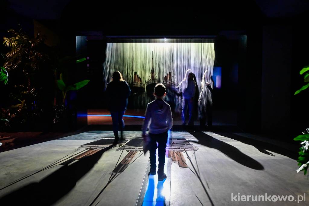 Dymna kurtyna w strefie "Człowiek i woda"