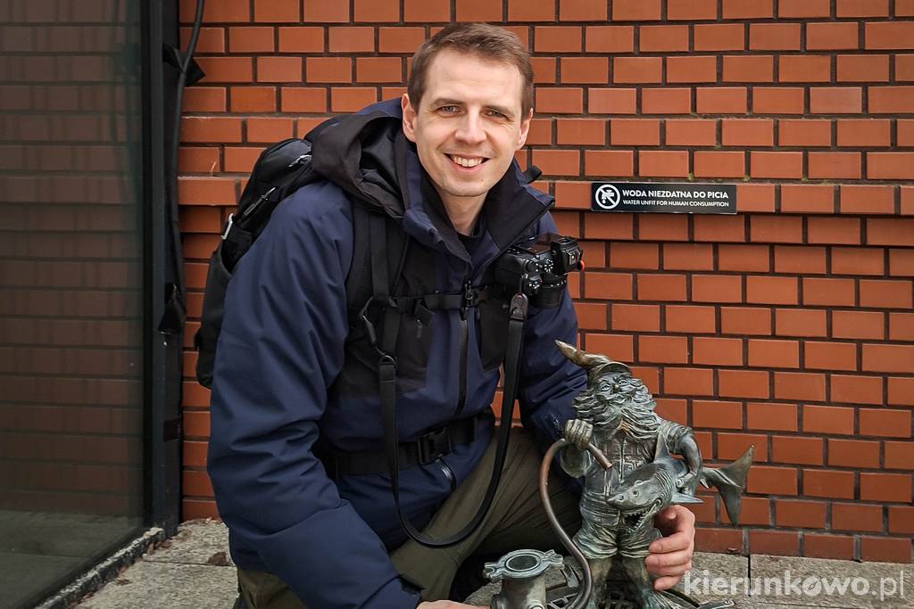 Z wrocławskim krasnalem "Hydrkiem" Marcin Krawczyk mikropodróżnik kierunkowo.pl