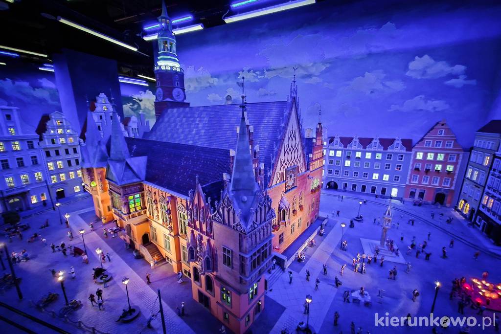 Wrocławski Ratusz na makiecie kolejowej w nocnej odsłonie