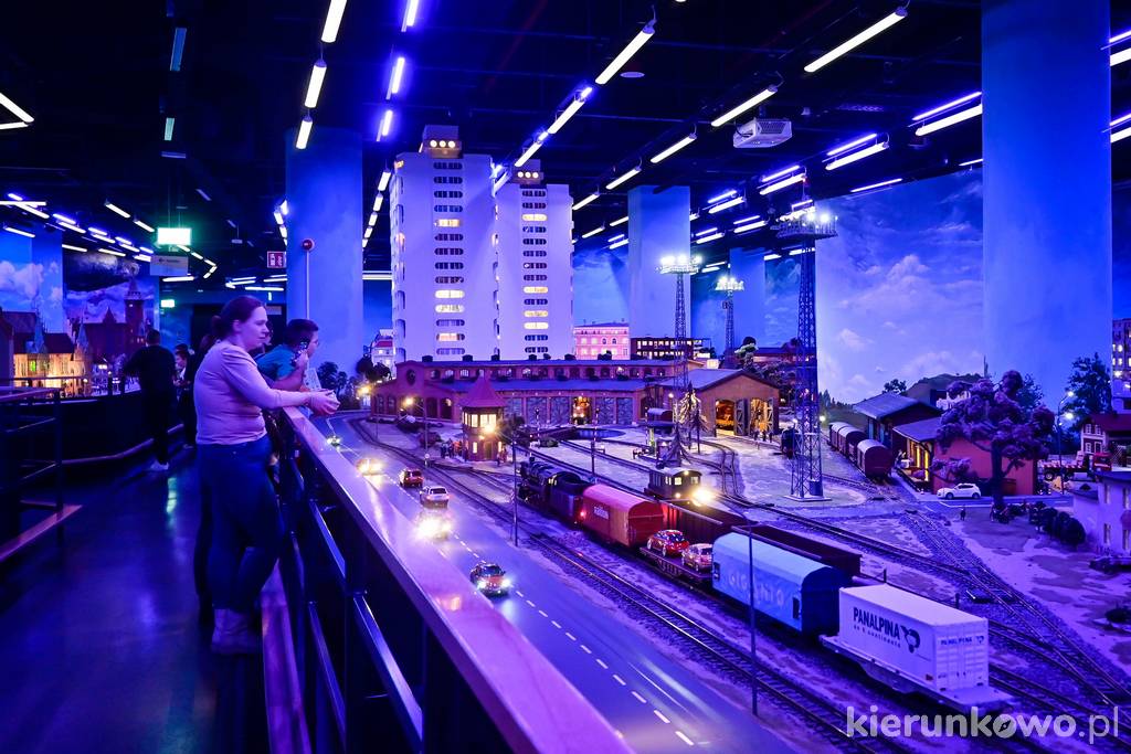Noc w Kolejkowo Wrocław trwa kilka minut i pokazuje piękno makiety przy nocnym oświetleniu
