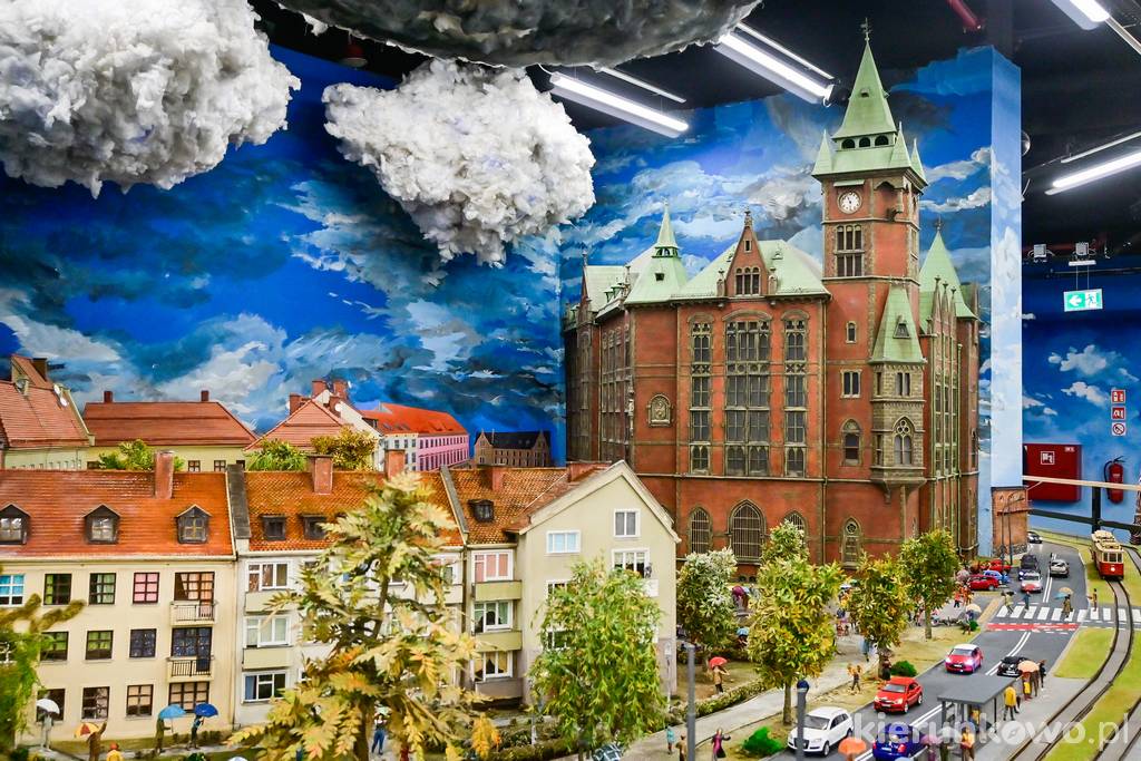 Z tych ciężkich, szarych chmur pada prawdziwy deszcz! Do tego w czasie burzy, podczas której błyska się i grzmi! kolejkowo wrocław