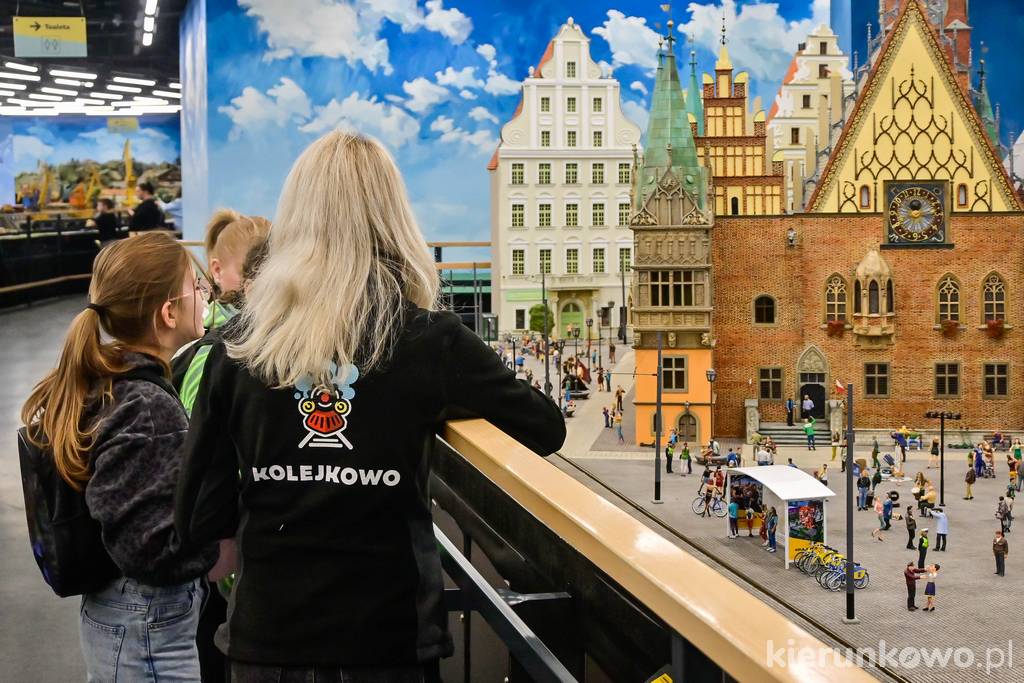 Chcecie poznać ciekawostki makiety? Obsługa chętnie Wam je przybliży i pomorze w odszukaniu najciekawszych detali