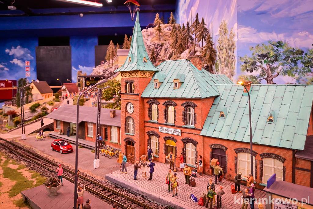 Dworzec "Kolejkowo Górne" w promieniach wschodzącego, kolejkowego słońca